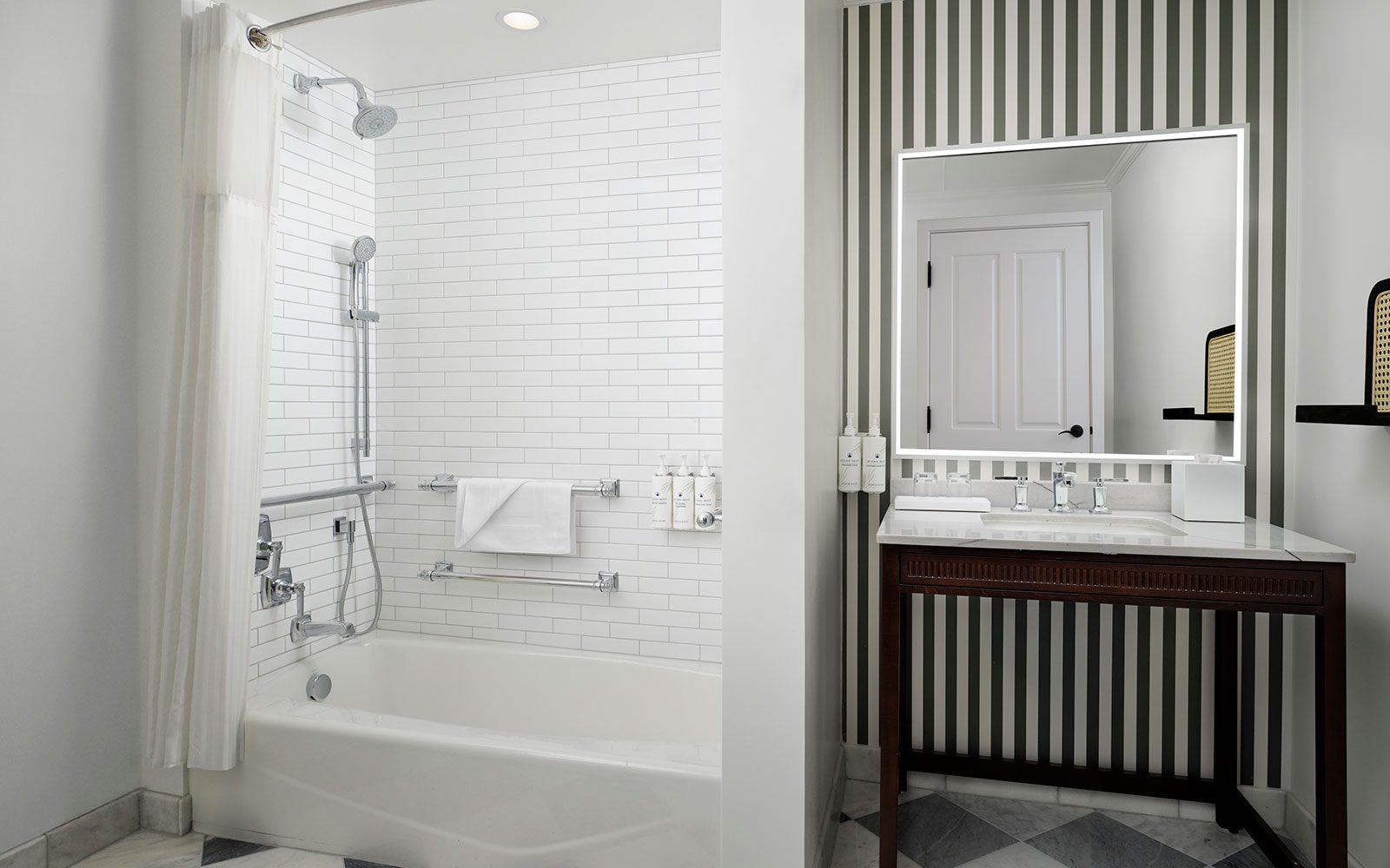 Victorian Resort View – Mobility Accessible with Tub